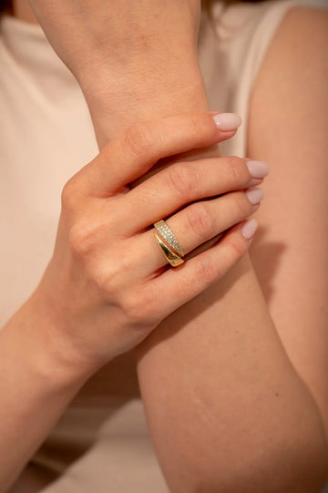 Elegant Ring with Sparkling Stones