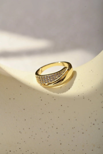 Elegant Ring with Sparkling Stones