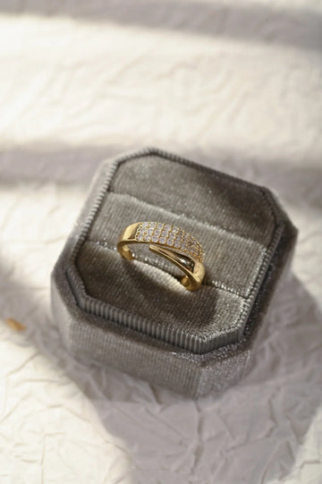 Elegant Ring with Sparkling Stones
