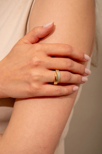 Elegant Ring with Sparkling Stones